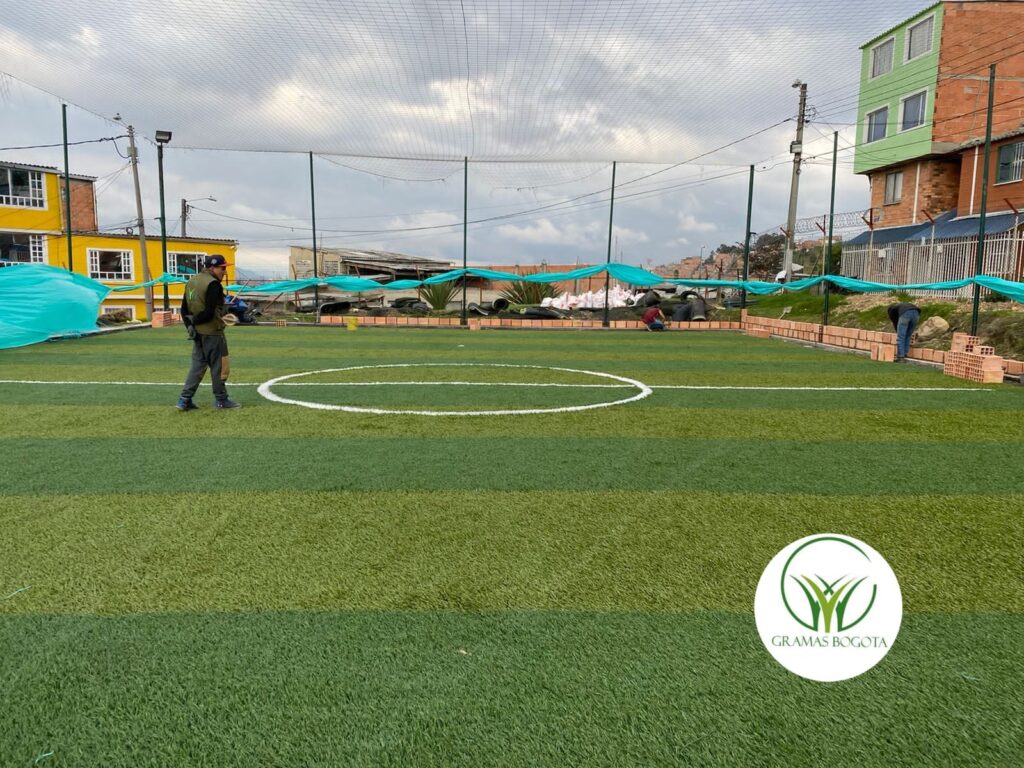 Contamos grama sintética deportiva de 50mm de altura monofilamento de excelente calidad para tus proyectos deportivos, asegurando durabilidad y calidad.
